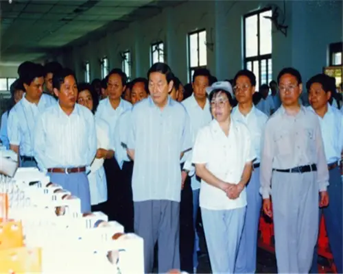 1996年6月，朱镕基总理视察天水长城开关厂.webp